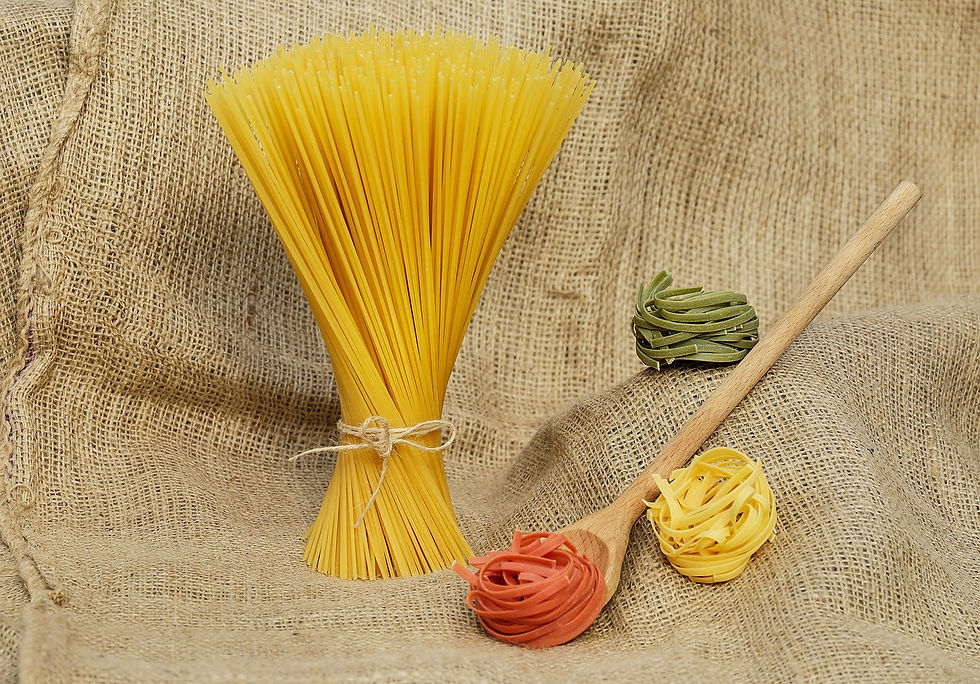 pişmemiş spagetti ve tahta kaşıklar.