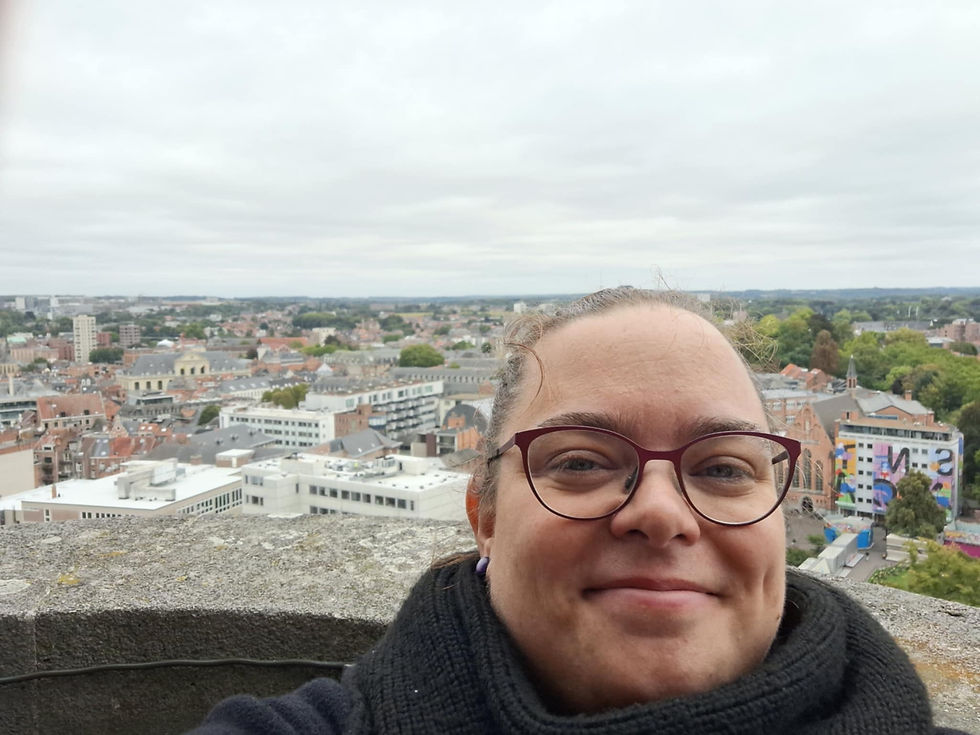 Foto van Daisy Gijbels vanop de universiteitsbibliotheek van Leuven, met de stad op de achtergrond