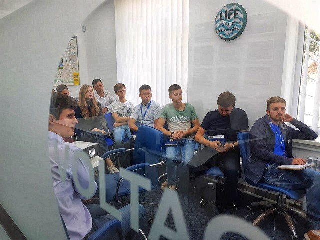 На фото: менеджер з рішень «ХУАВЕЙ УКРАЇНА» розповідає про останні технологічні «новинки» Євген Кондратенко
