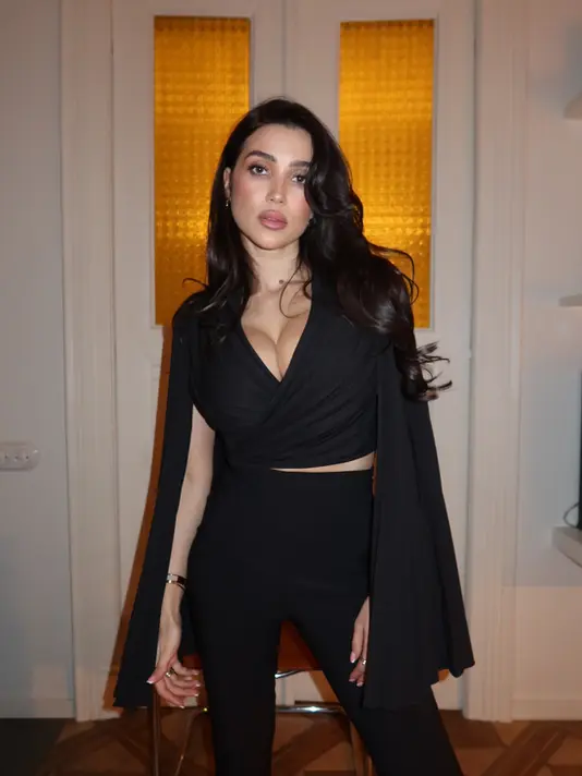 Чорна кроп-блуза REPULO’S Dream з запахом і плісированими рукавами, fashion позування на стільці