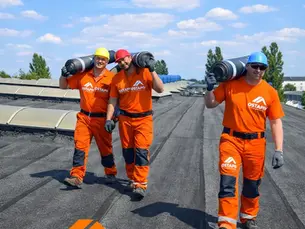 Ekipa Ostapiv Dachy wykonująca dach płaski z papy termozgrzewalnej na obiekcie przemysłowym w Warszawie, Mazowieckie
