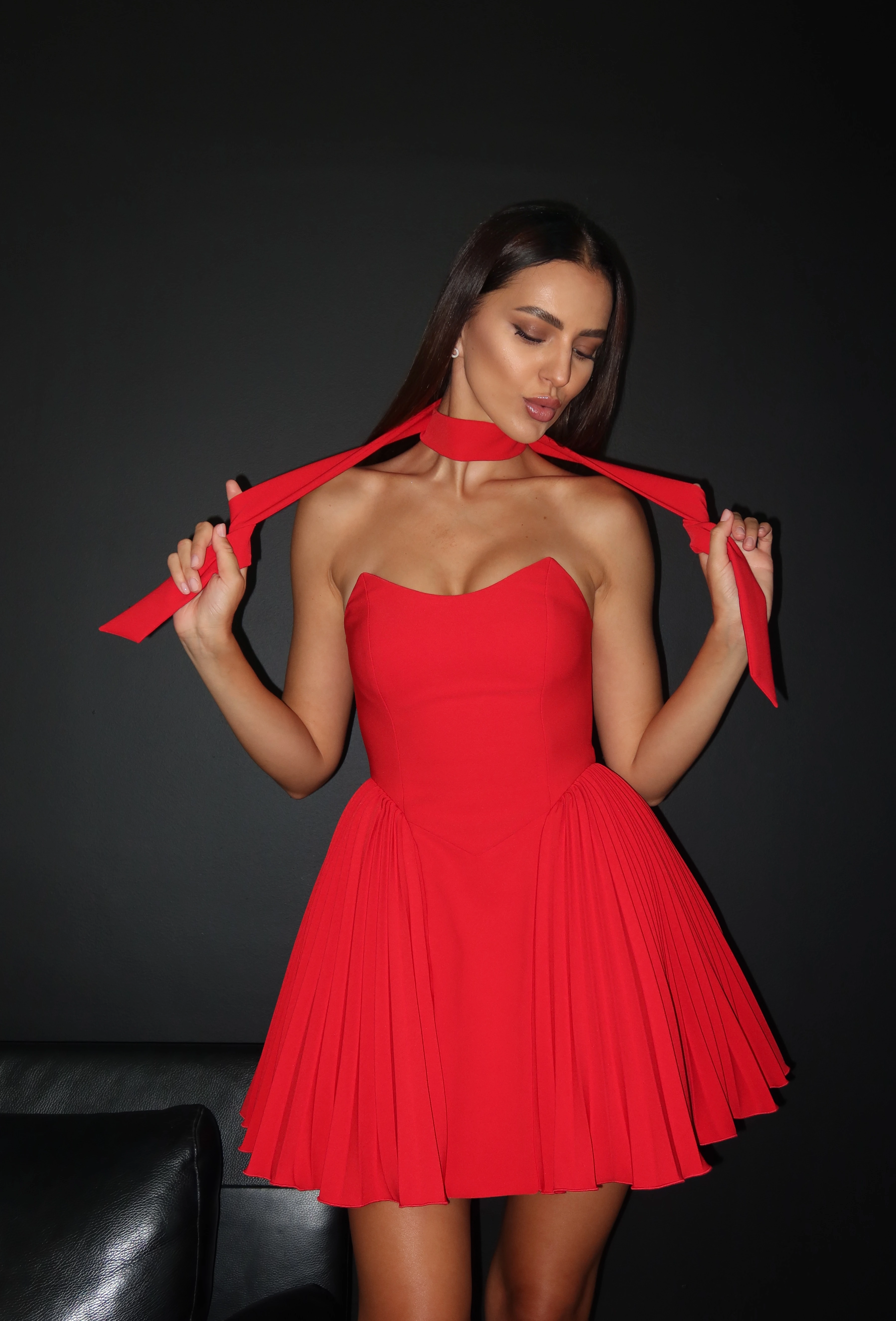 Gorsetowa sukienka REPULO'S Aurora z czerwonymi wstążkami na szyi i bufiastą plisowaną spódnicą – ro