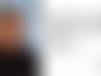 Stanislav Masevych, założyciel i CEO Greenvi AI, w okularach i czarnej bluzie, na tle okien biurowych — rozmowa z the nech o AI w energetyce odnawialnej