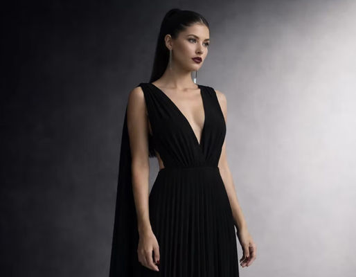 Suknia wieczorowa Diva od REPULO'S w kolorze czarnym — szyfonowa sukienka maxi z głębokim dekoltem V i plisowanymi welonami tworzącymi efekt skrzydeł