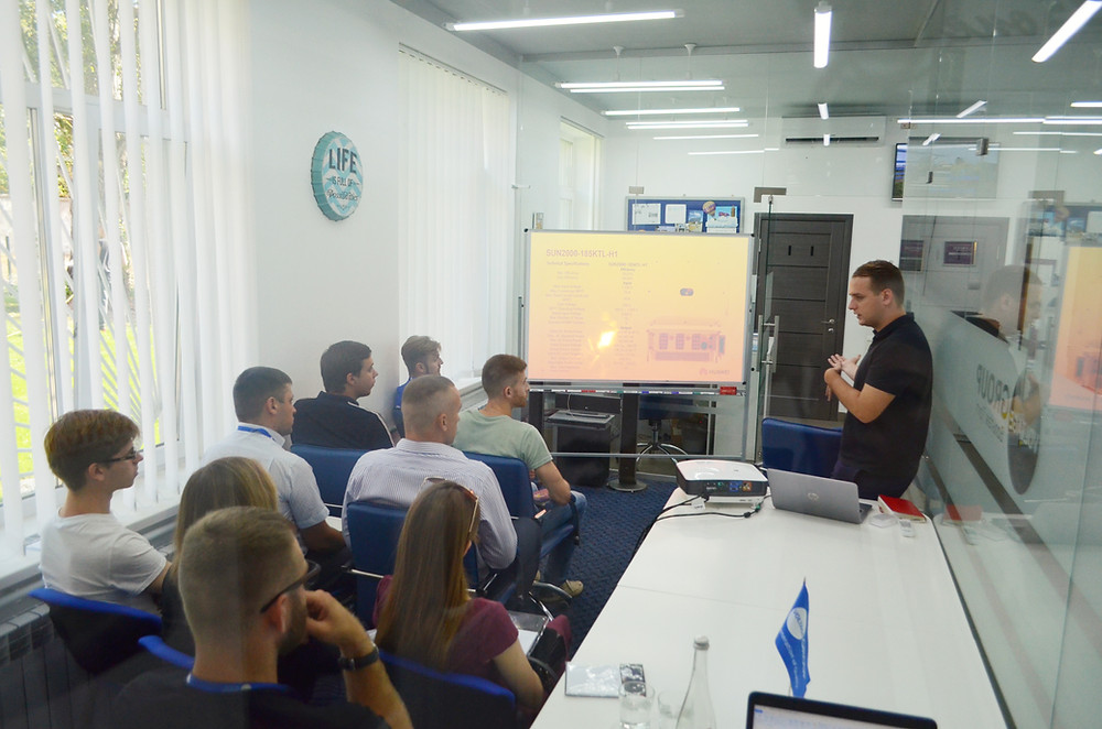 На фото: технічні спеціалісти Voltage Group на презентації HUAWEI