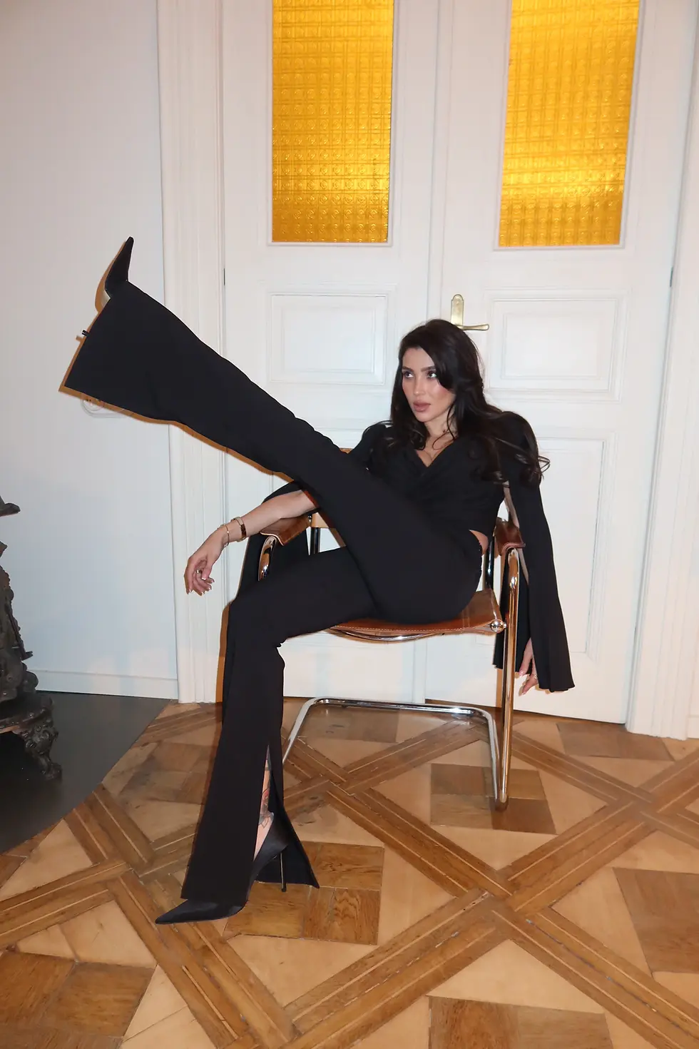 Модель у чорній кроп-блузі з запахом REPULO’S Dream, плісировані рукави, образ total black