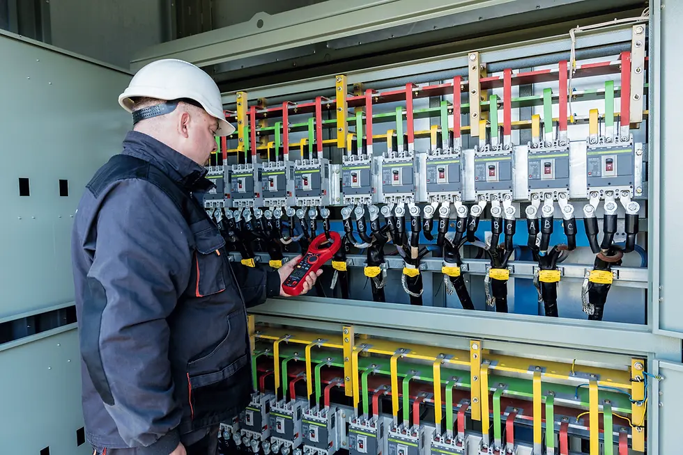 Inżynier EPC podczas prac przy instalacji elektrycznej – infrastruktura energetyczna i realizacja projektów w Polsce