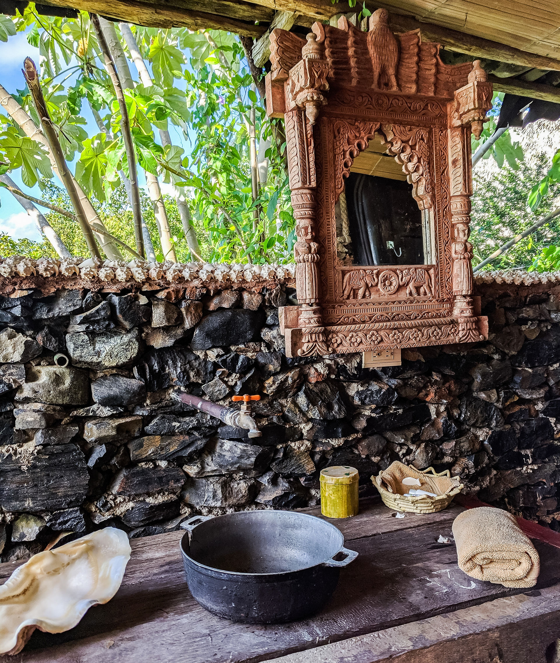 Rustic decor from Dominican everyday objects.