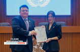 ชายหญิงถือใบประกาศ CLEAN MAHANAKORN, บริษัท คลีน มหานคร จำกัด, ในห้องประชุม