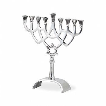 Klassisk menorah med Magen David