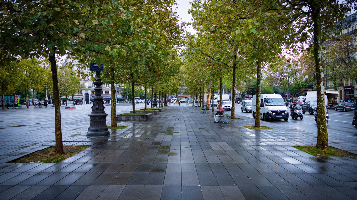Avenida em cidade europeia, contexto dos protestos pelo custo de vida na França