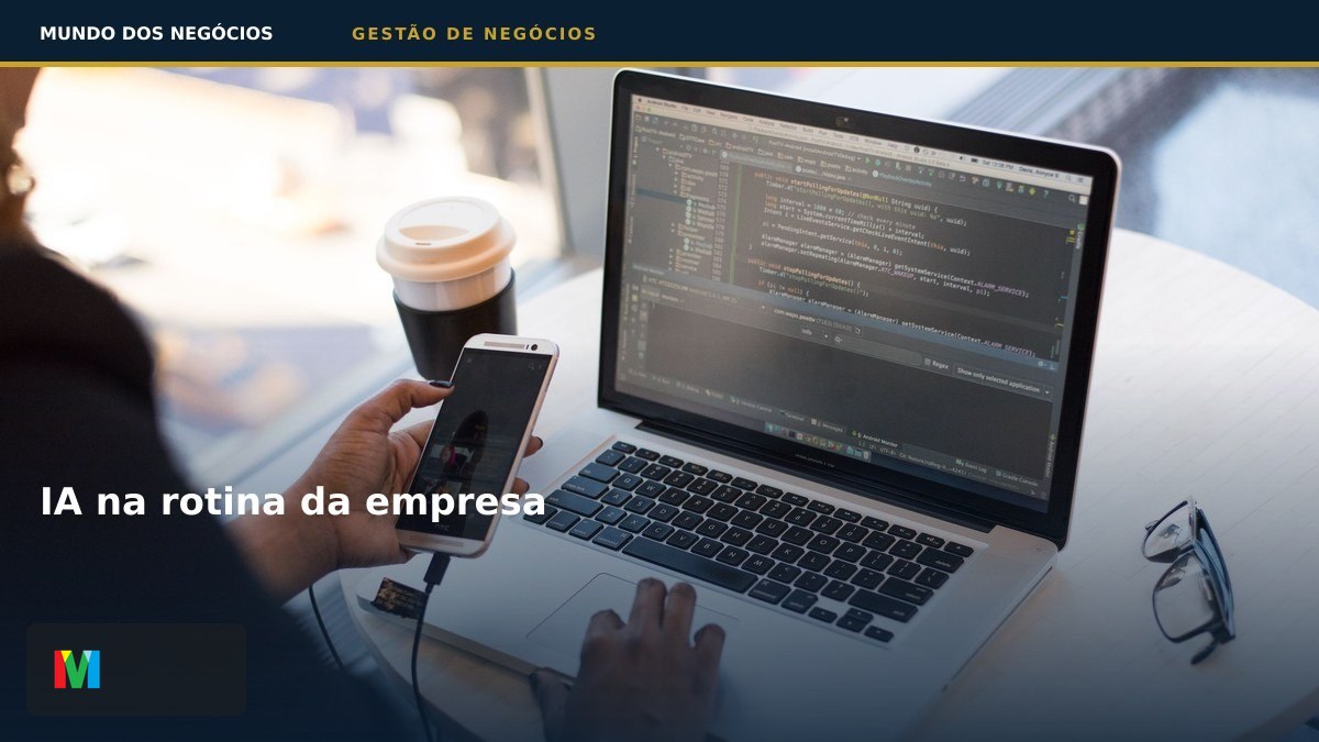 Profissional trabalhando com notebook e sistemas