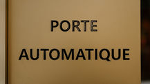 a close up of a sign that says porte automatique