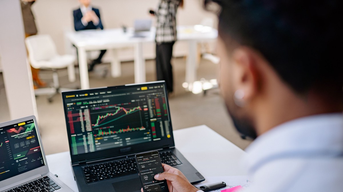 Equipe corporativa em operação financeira