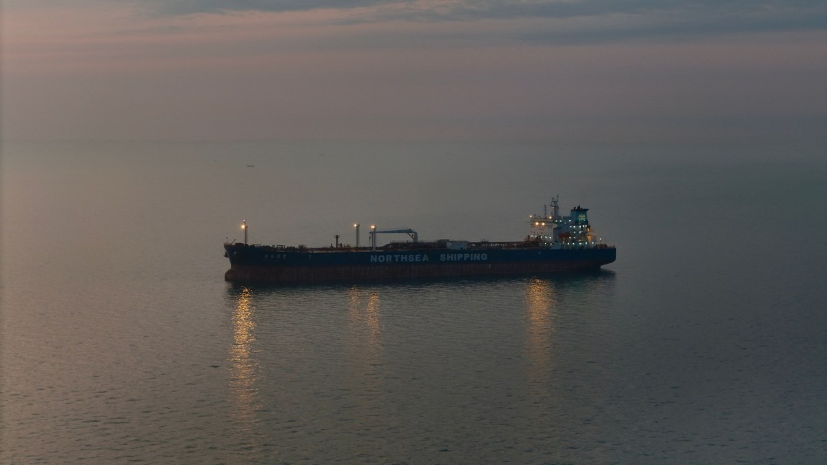 Navio petroleiro no mar, símbolo da oscilação do petróleo bruto