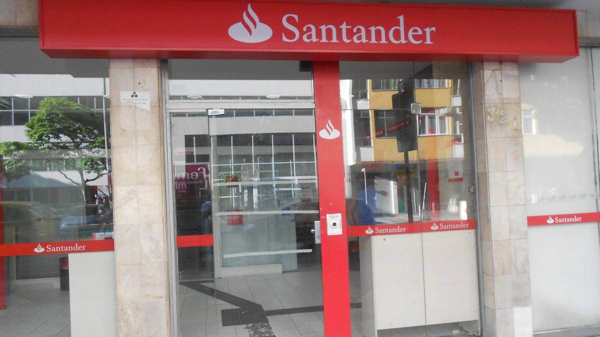 Unidade Banco Santander em área urbana