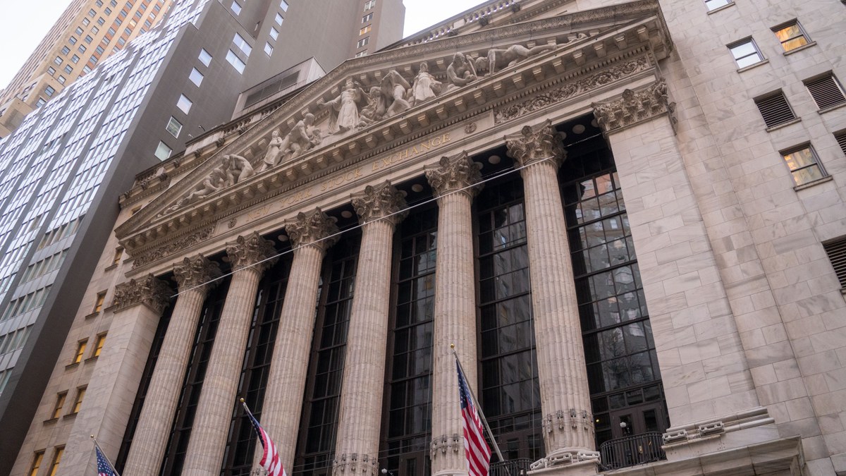 Fachada da Bolsa de Nova York, onde as ações de IA se recuperavam na segunda-feira