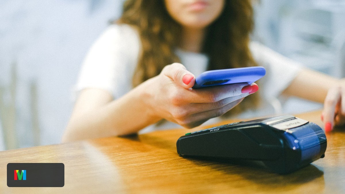 Pessoa pagando com smartphone, metáfora de crédito e pagamento digital