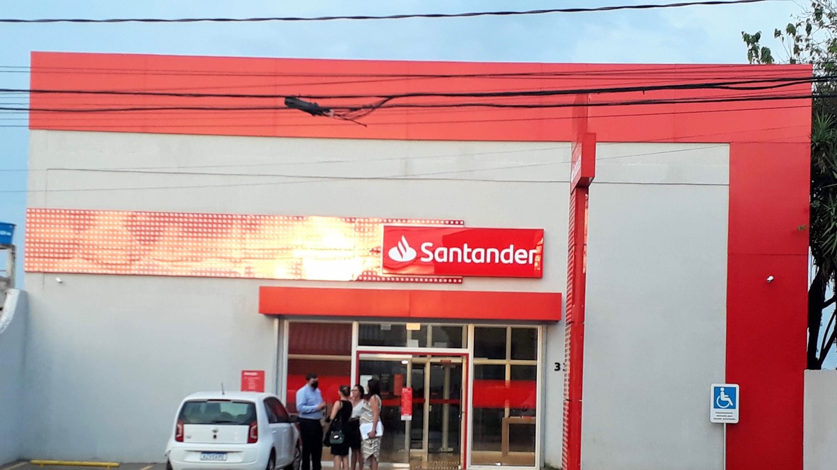 Fachada de agência Banco Santander no Brasil