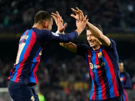 A sus 37 años, es inevitable pensar en un reemplazo para Robert Lewandowski en el FC Barcelona. El delantero polaco es uno de los mejores atacantes del siglo XXI y, a pesar de haber llegado a la entidad culé con 33 años, ha marcado más de 112 goles en 179 partidos oficiales (con un promedio de 0.73 goles por partido), consolidándose como el referente ofensivo.