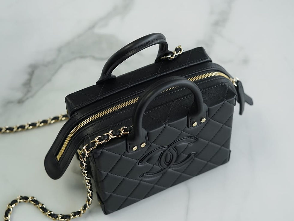 Thumbnail: 22b black vintage cosmetic bag – CHL251