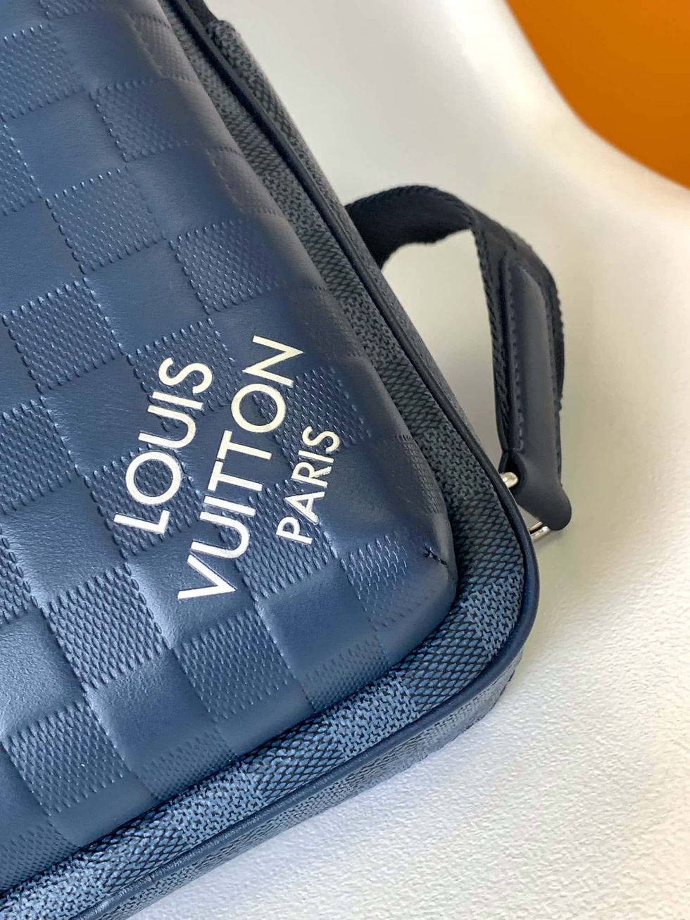 Thumbnail: Avenue Slingbag – LUV640