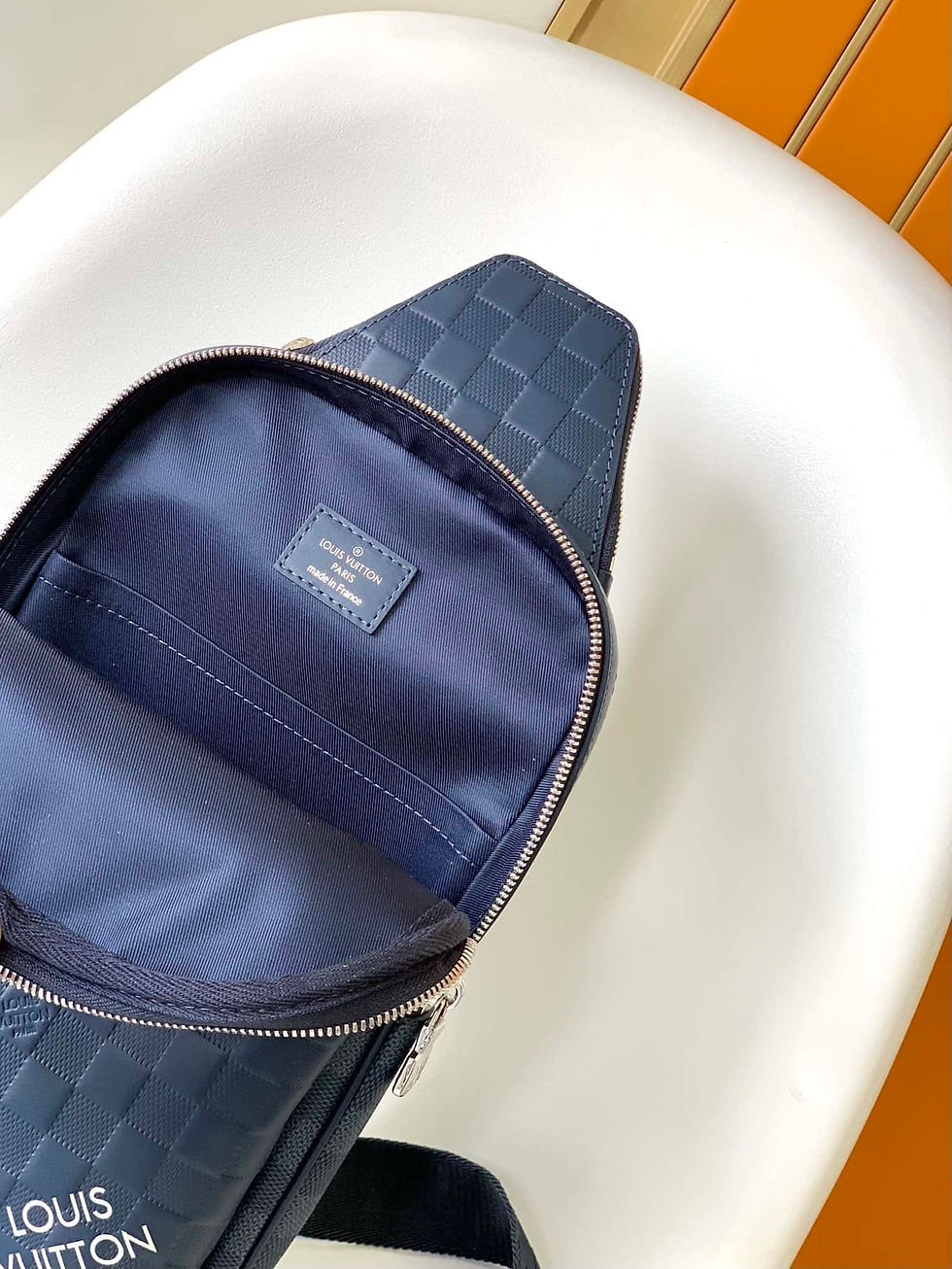 Thumbnail: Avenue Slingbag – LUV640