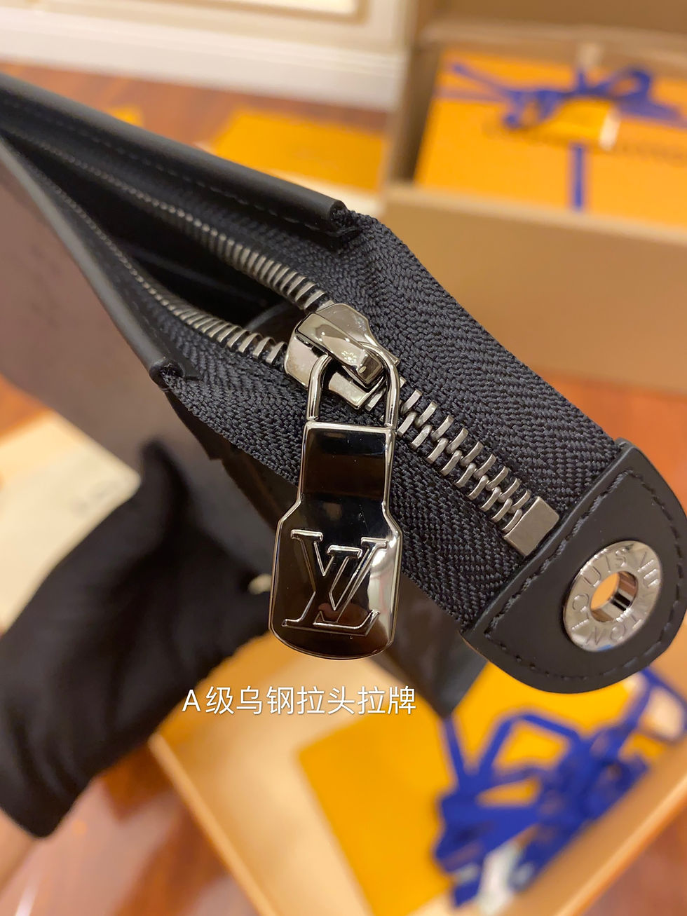 Thumbnail: Pochette Voyage Medium Clutch – LUV1131