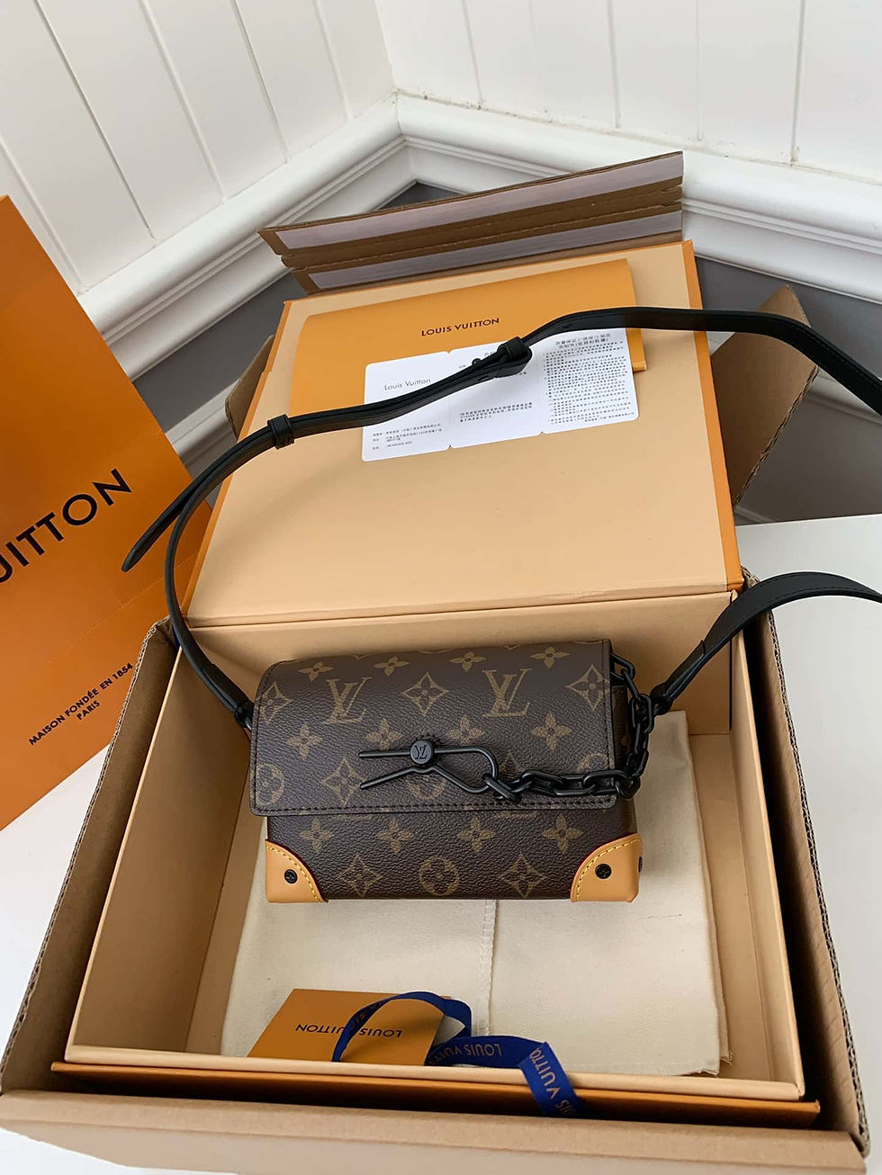 Thumbnail: Steamer Wearable Wallet – LUV1193