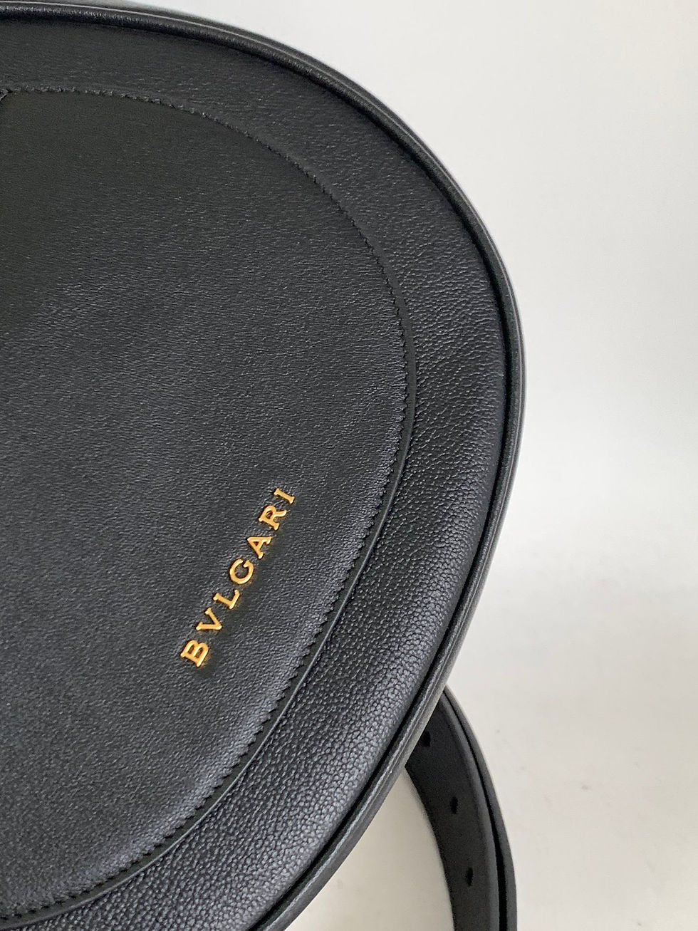 Thumbnail: Leather shoulder bag with zip compartme – BVL84