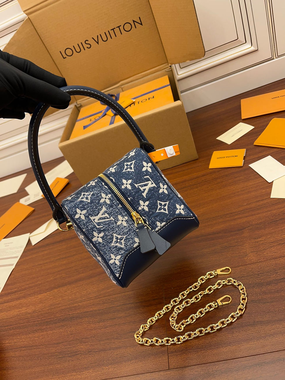 Thumbnail: Square Bag – LUV1100