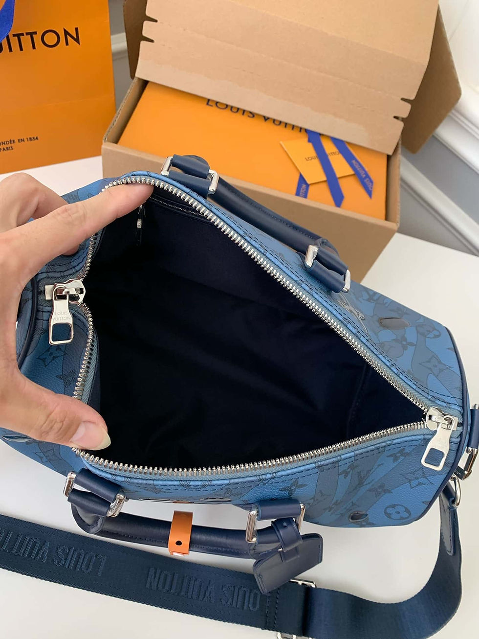 Thumbnail: Keepall Bandouli�Re 35 – LUV533