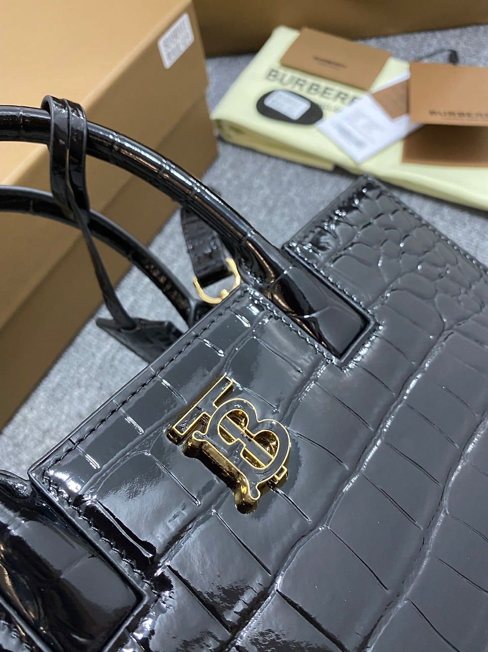 Thumbnail: Italian Tanned Crocodile Pattern Latest Tote Bag – BUR249