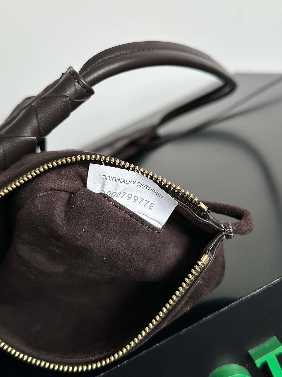 Thumbnail: Yang Mi's Latest Bag Solstice Shoulder Bag Choclate – BOT181