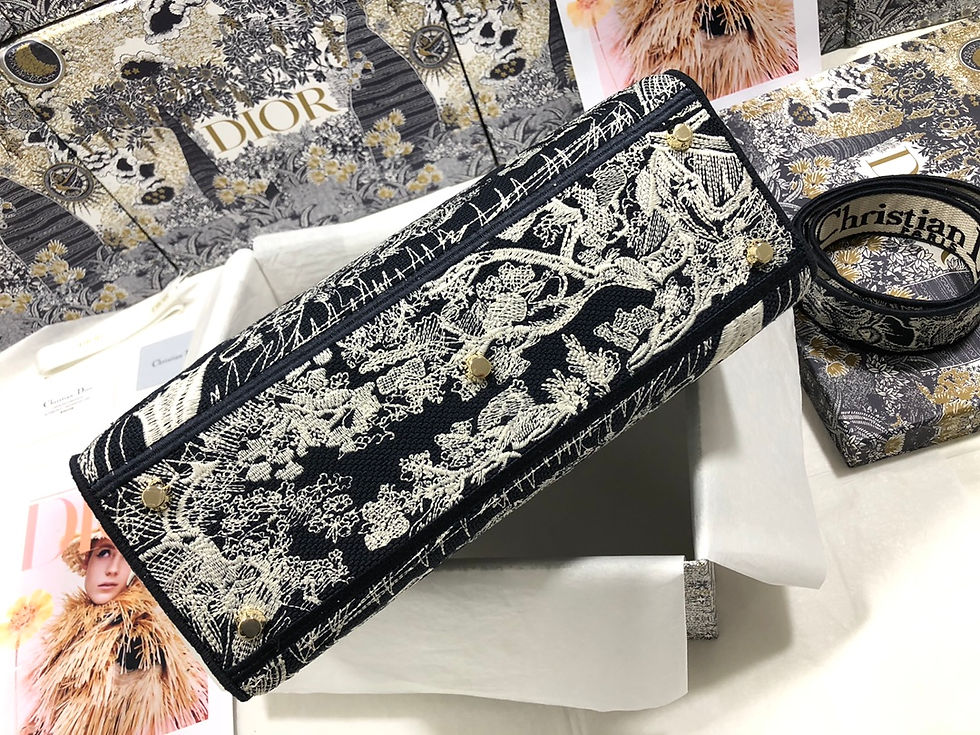 Thumbnail: Large lady-style embroidered handbag – reverse toile de jouy pattern - DOR233