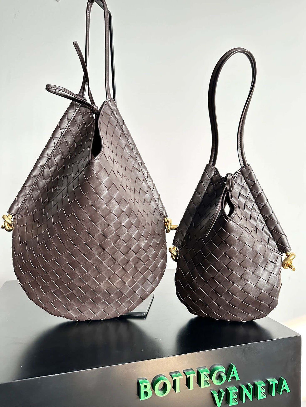Thumbnail: Yang Mi's Latest Bag Solstice Shoulder Bag Choclate – BOT181