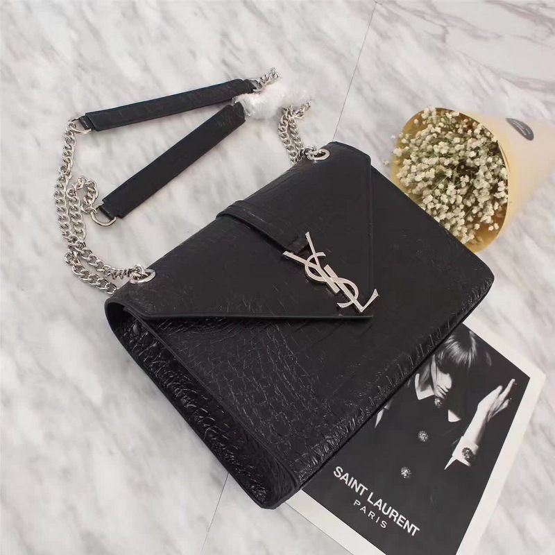 Thumbnail: quilted leather shoulder bag with zipper closure – SLY162