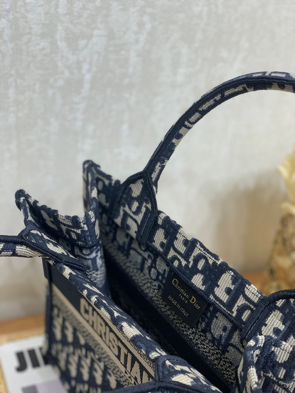 Thumbnail: Designer Embroidery bo-ok tote – DOR69