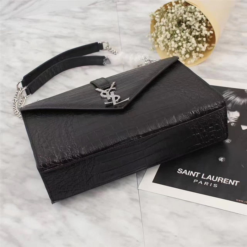 Thumbnail: quilted leather shoulder bag with zipper closure – SLY162