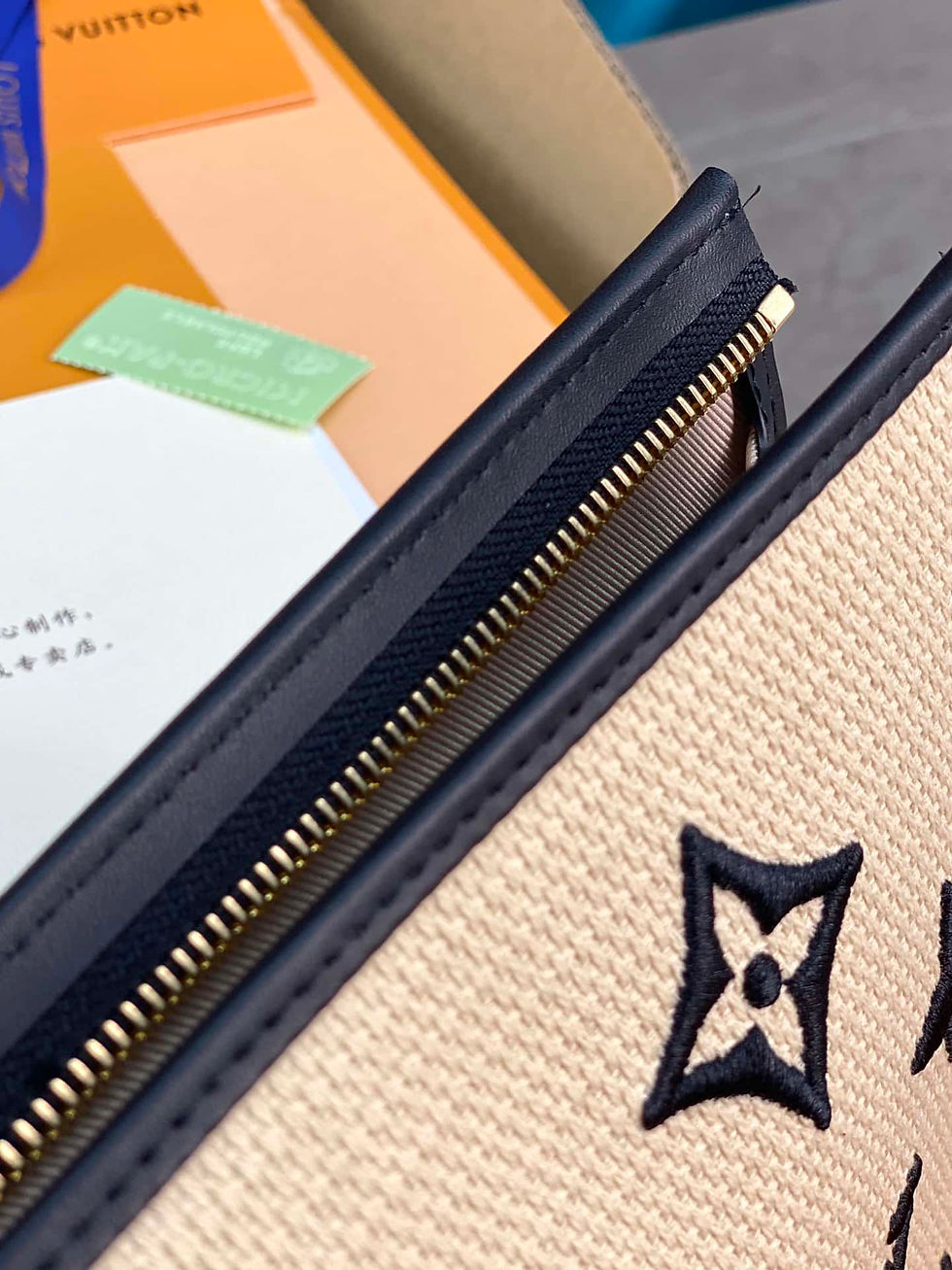 Thumbnail: Toiletry Pouch On Chain – LUV1192