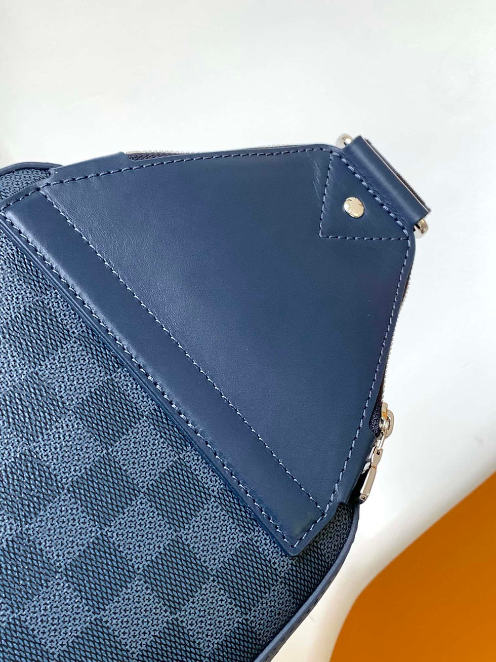 Thumbnail: Avenue Slingbag – LUV640