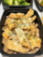 Pasta a base de quinoa y arroz integral con pollo en salsa Alfredo.
