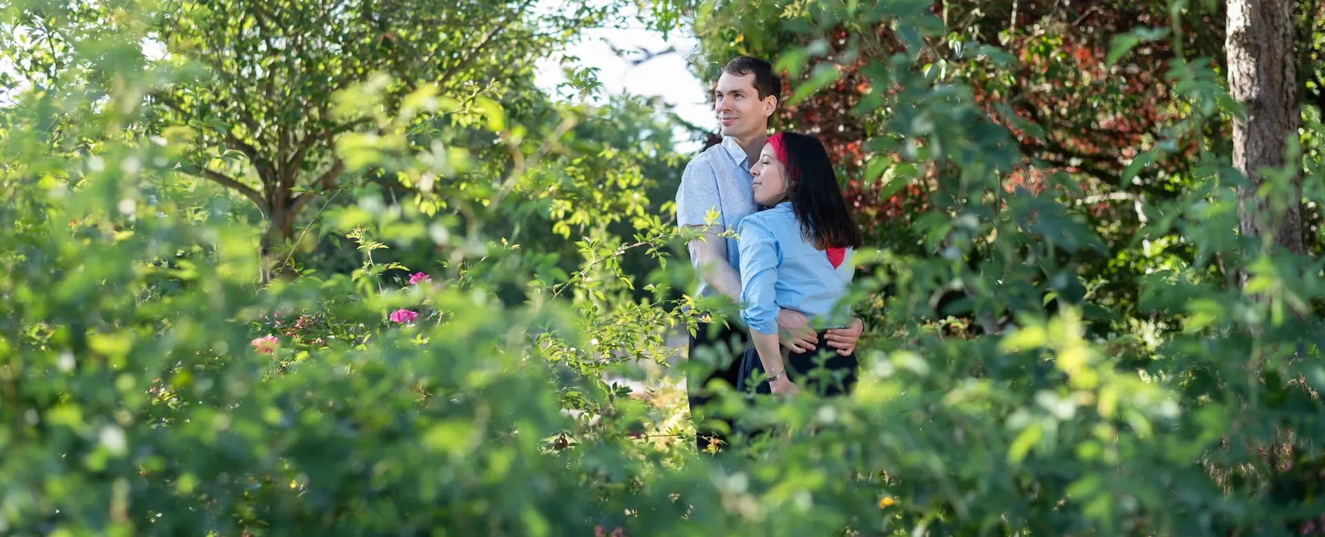 Photo d'un couple blottis l’un contre l’autre dans une végétation luxuriante en Occitanie.