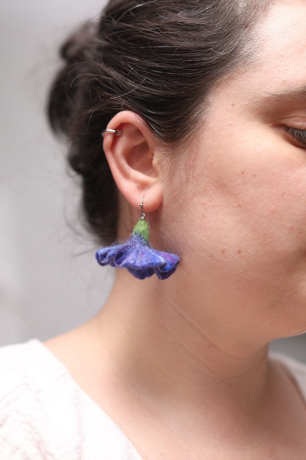 Miniature : Petites Fleurs du Crépuscule - Boucles d'oreilles en laine feutrée / BFPBM