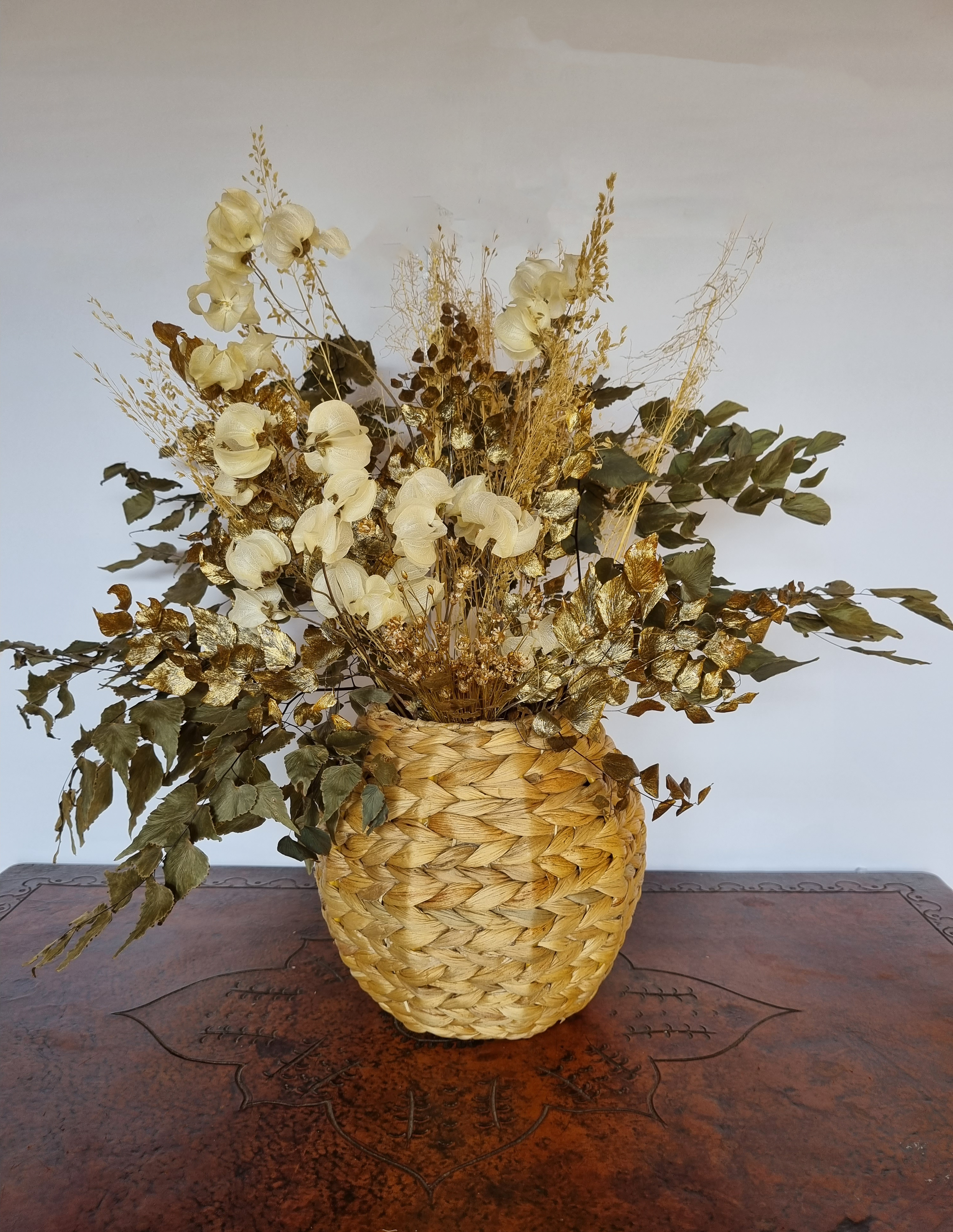 Arranjo flores com Cachepot em fibra natural