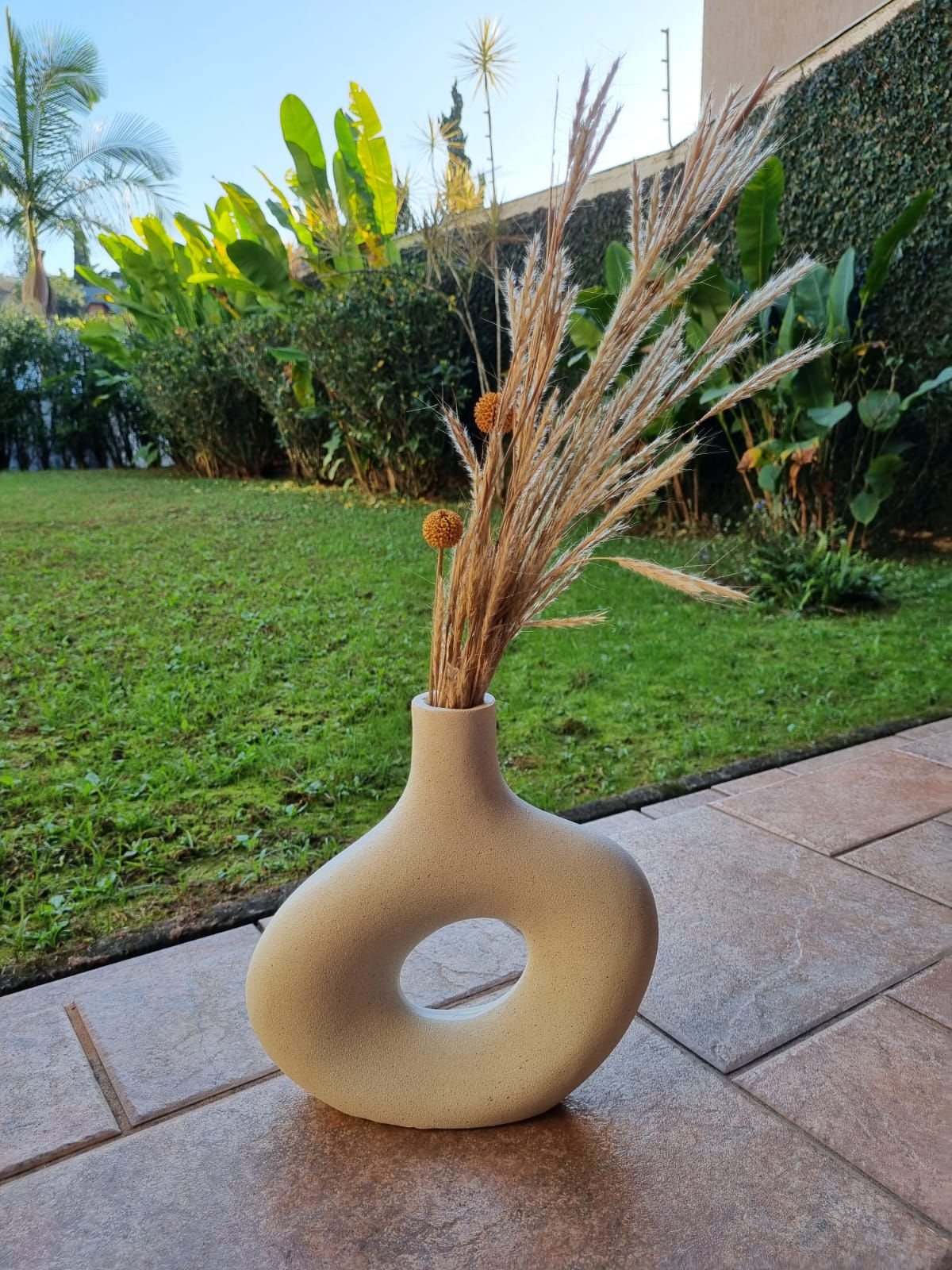 Arranjo de folhas desidratadas em Vaso
