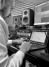 Foll At the mixing desk recording