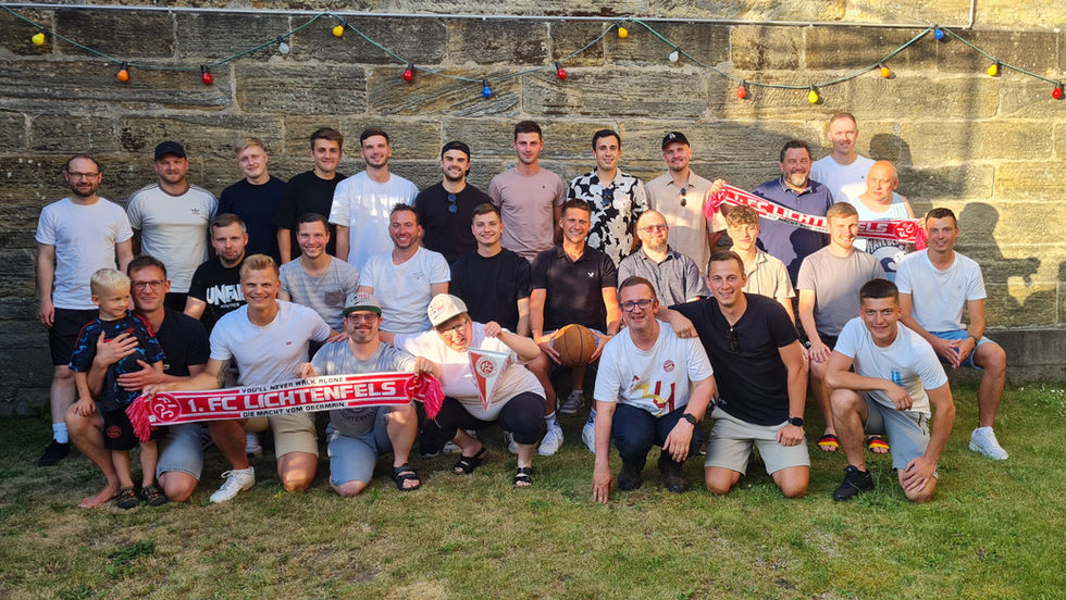 „HPZ-Böschla“ feiern mit dem FC Lichtenfels