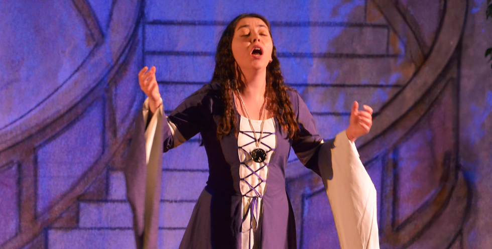 Selin Dagyaran Performing