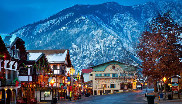 Mtn-Downtown-Leavenworth-credit-Inge-Joh